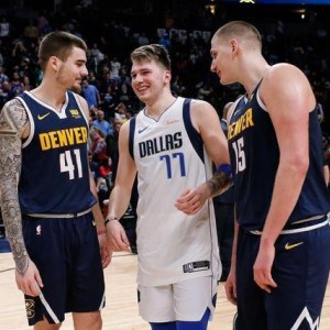  东契奇超远三分绝杀独行侠险胜掘金  