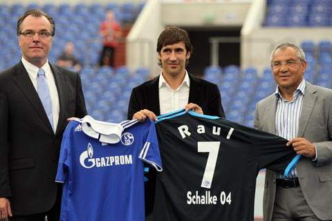  沙尔克04历史性降级引发球迷抗议潮  